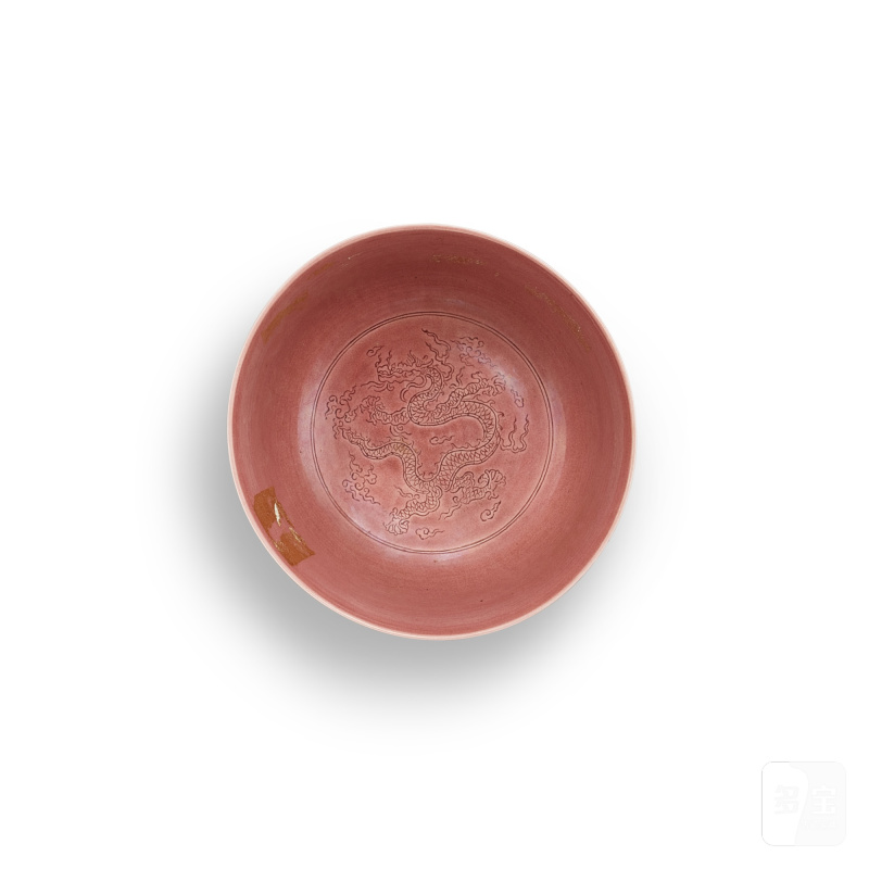 An aubergine-glazed incised 'dragon' bowl, Qing dynasty, Kangxi period | 清康熙 茄皮紫釉刻雲龍趕珠紋盌 《大明弘治年製》仿款 - 图3